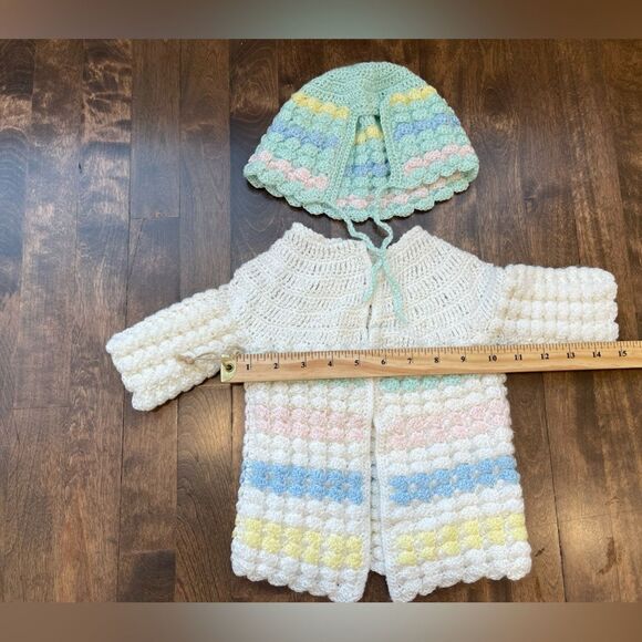 Vintage baby hand knit colourful cardigan and bonnet || Vintage baby clothes - Picture 6 of 6